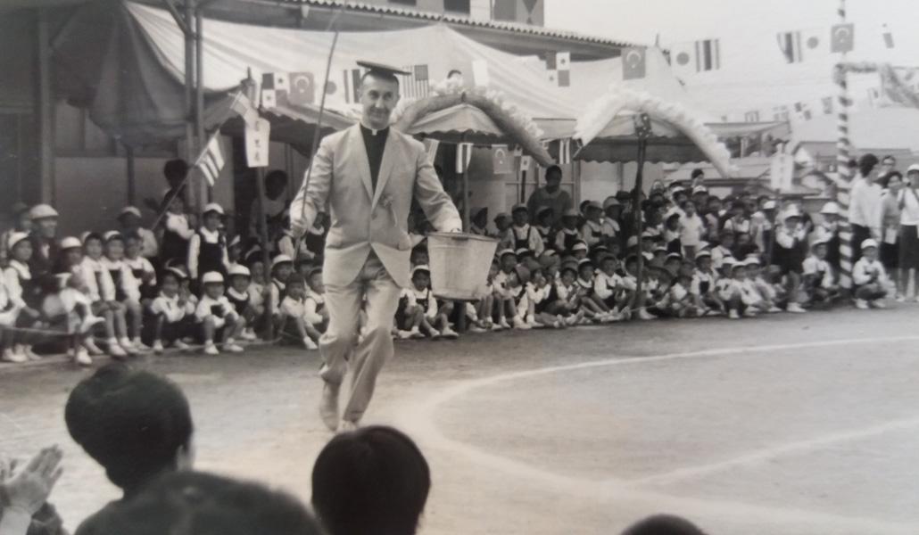 El Padre Alberto Álvarez SJ, en una de las escuelas infantiles en las que realizó su misión en Japón