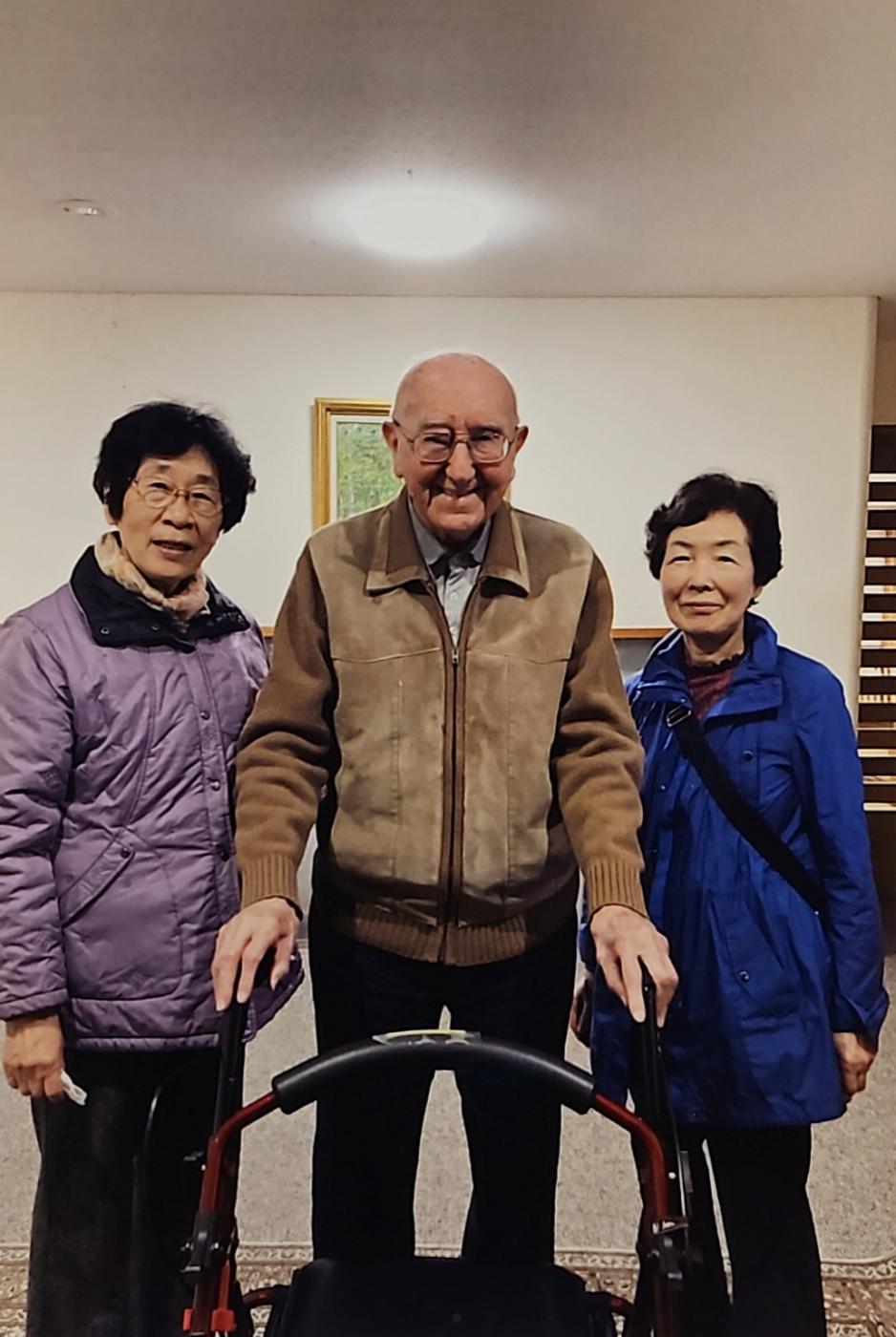 El Padre Alberto Álvarez SJ, el día de su cumpleaños junto a dos feligresas