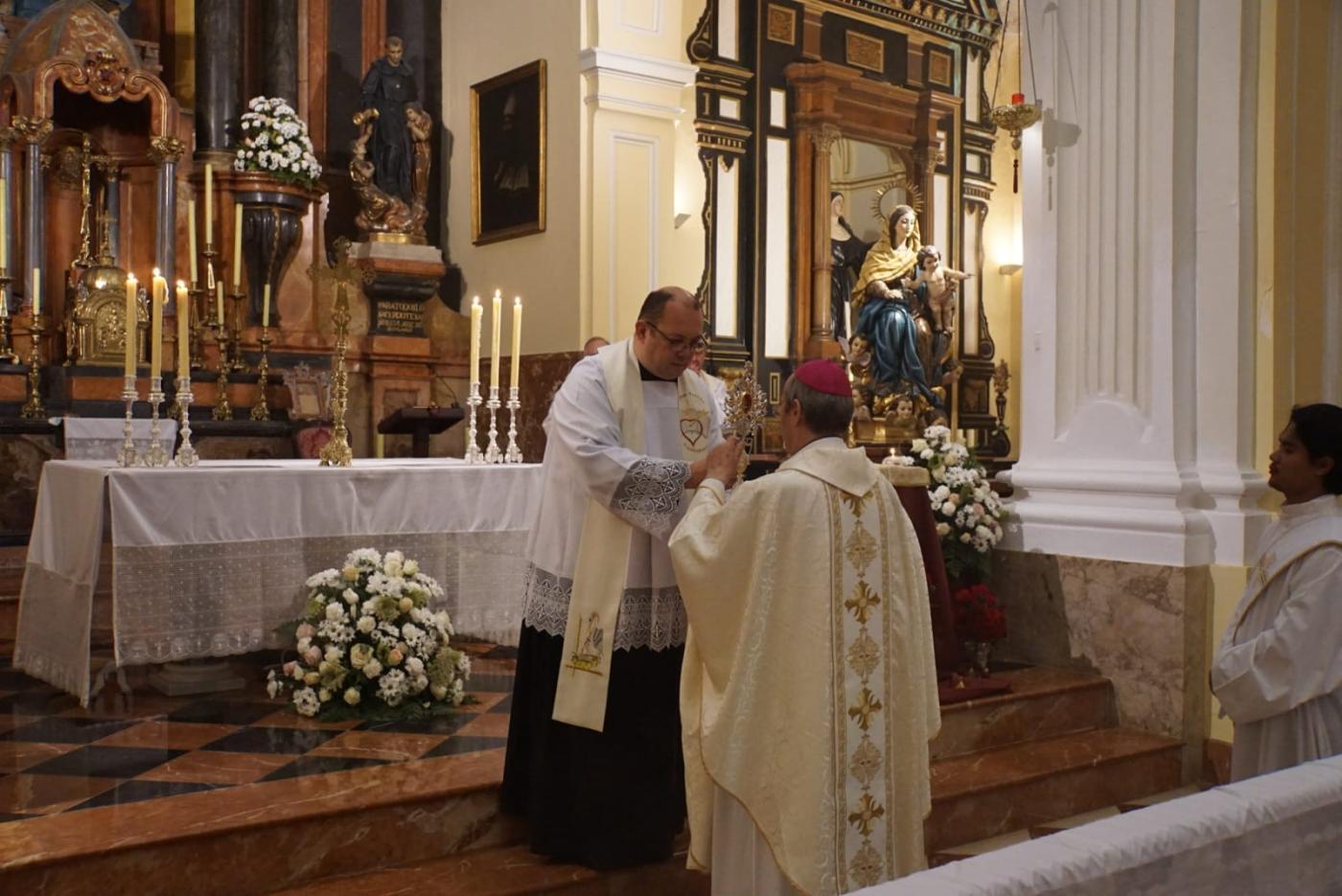 Bendición de las rosas en la fiesta de Santa Rita de Casia en la iglesia de San Agustín