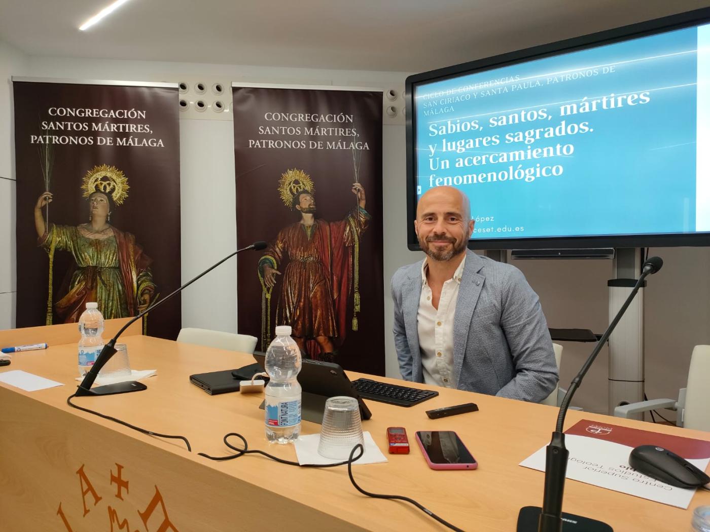 Ángel Nuño, antes de su conferencia, en el salón de actos del CESET San Pablo / A. MEDINA