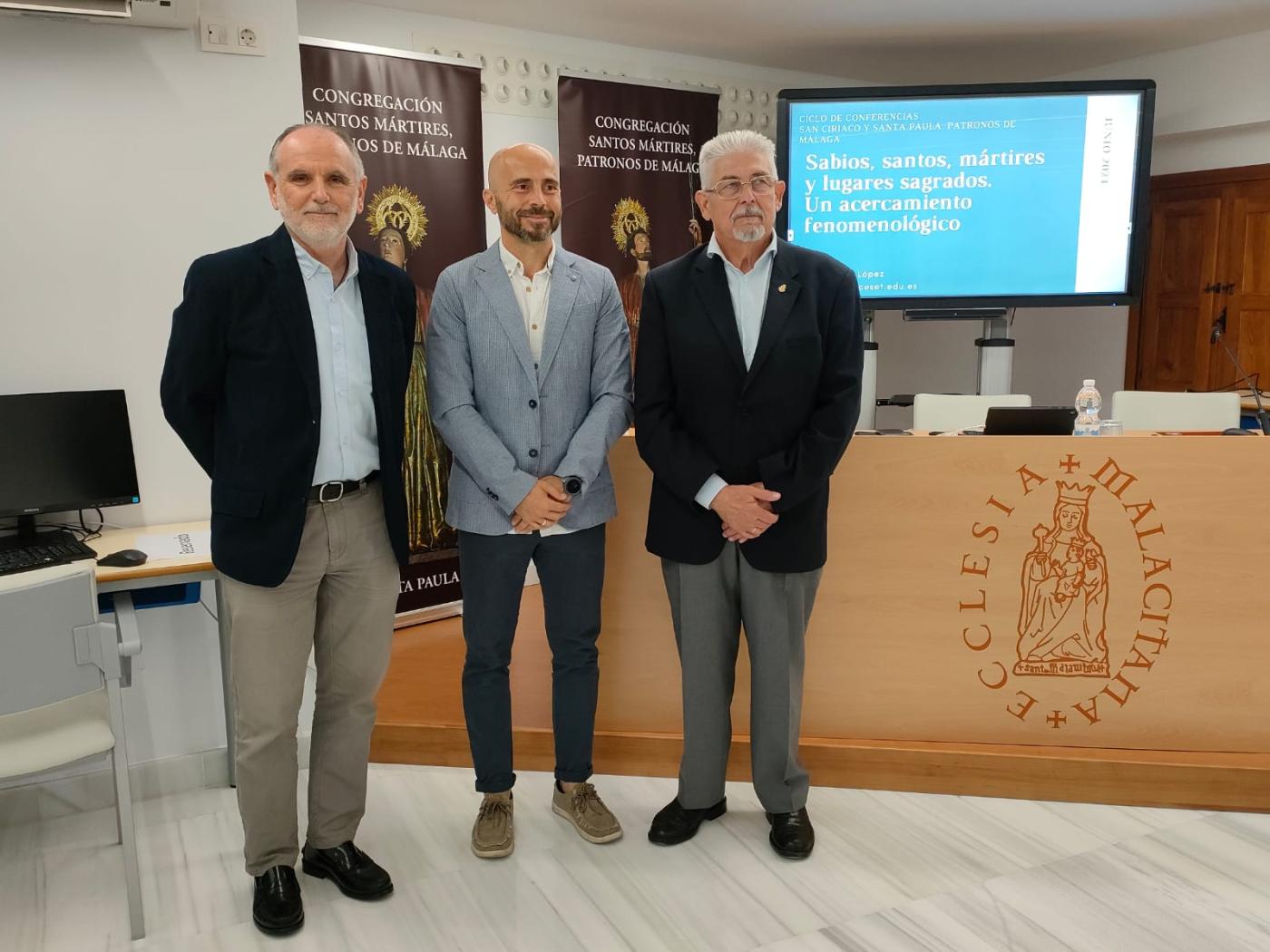 Ángel Nuño, antes de su conferencia, en el salón de actos del CESET San Pablo / A. MEDINA