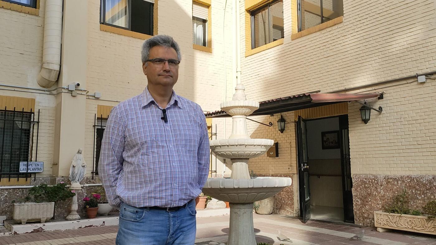 Patricio Fuentes, en la entrada del Cotolengo