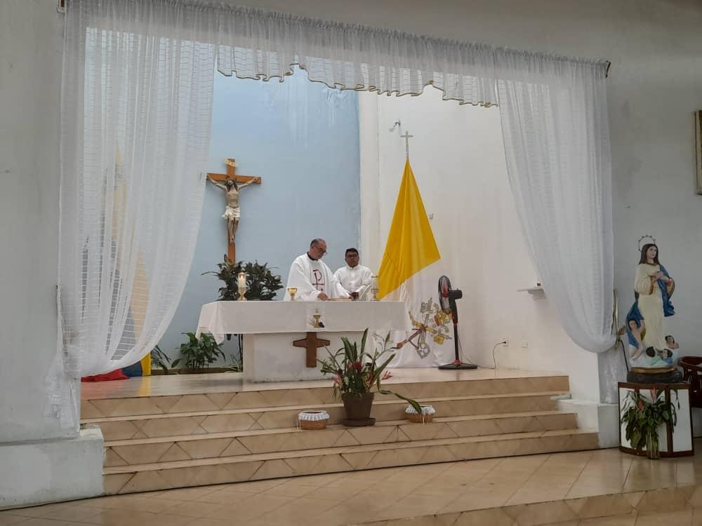 En obras de reparación del techo. Templo de la Inmaculada (Campamento Bauxilum- Los Pijiguaos)
