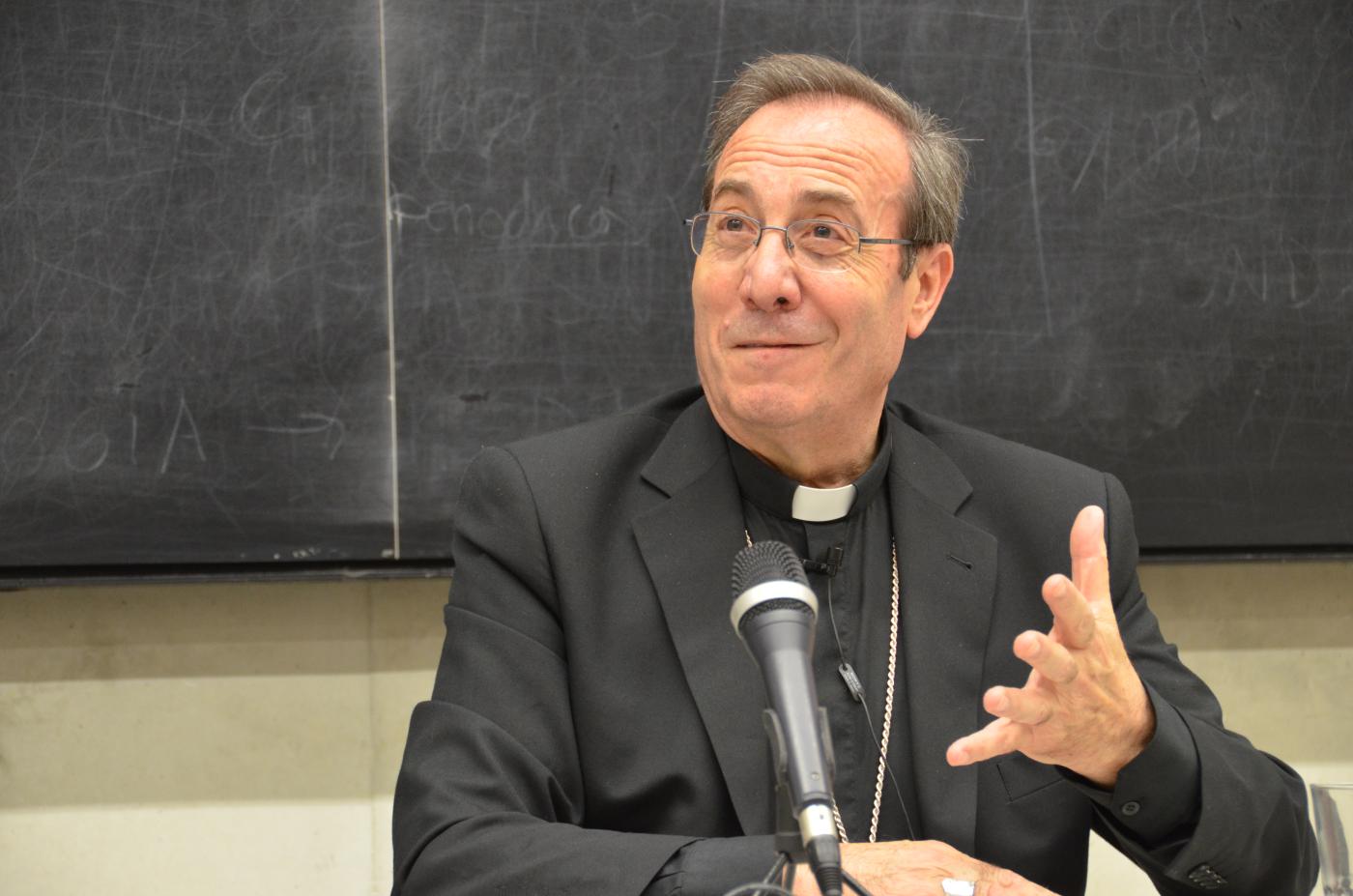 Mons. Francisco Pérez: «A la Virgen hay que contemplarla como a una madre»