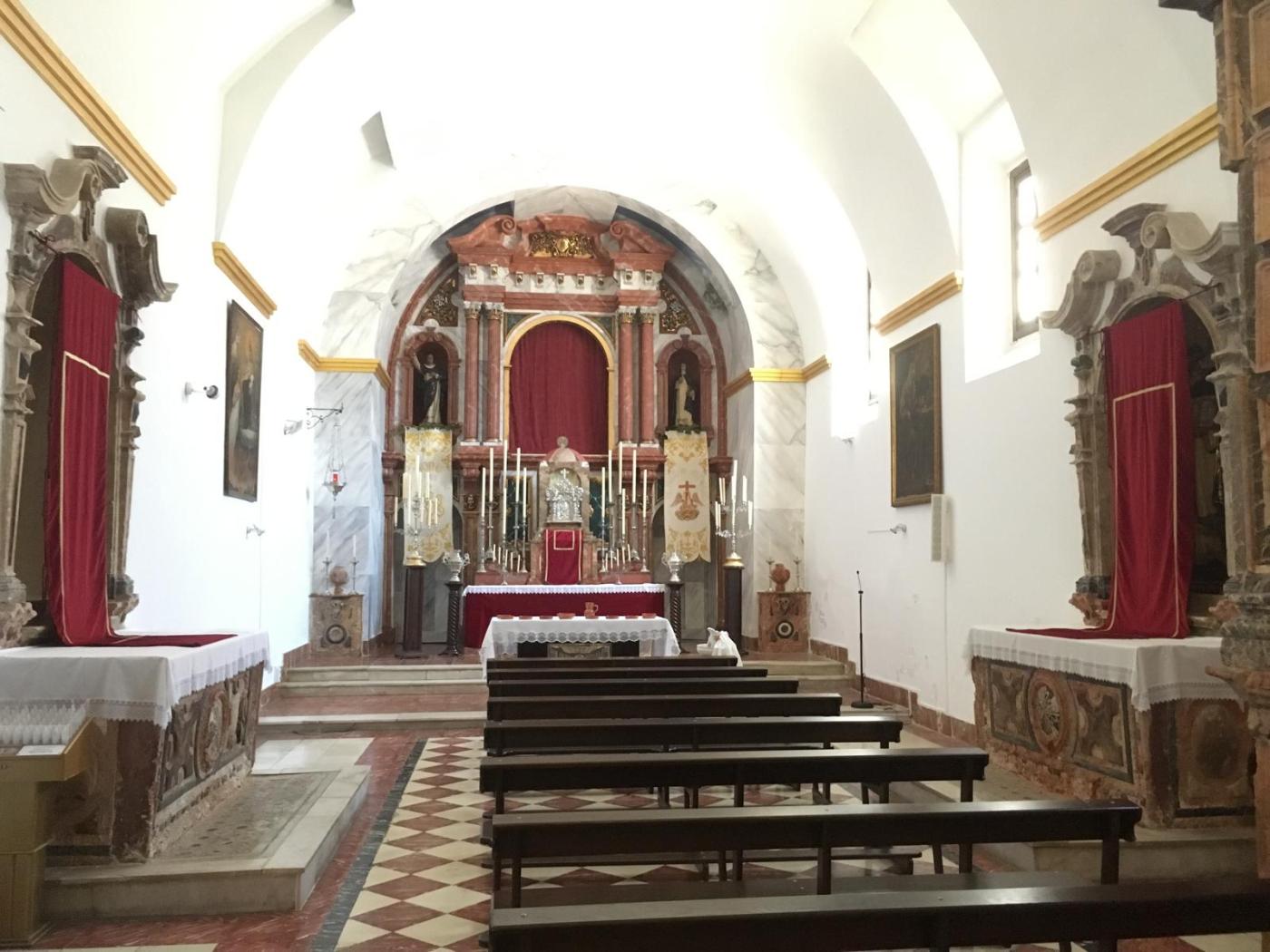 «En estos mármoles del siglo XVIII se pueden ver símbolos eucarísticos»