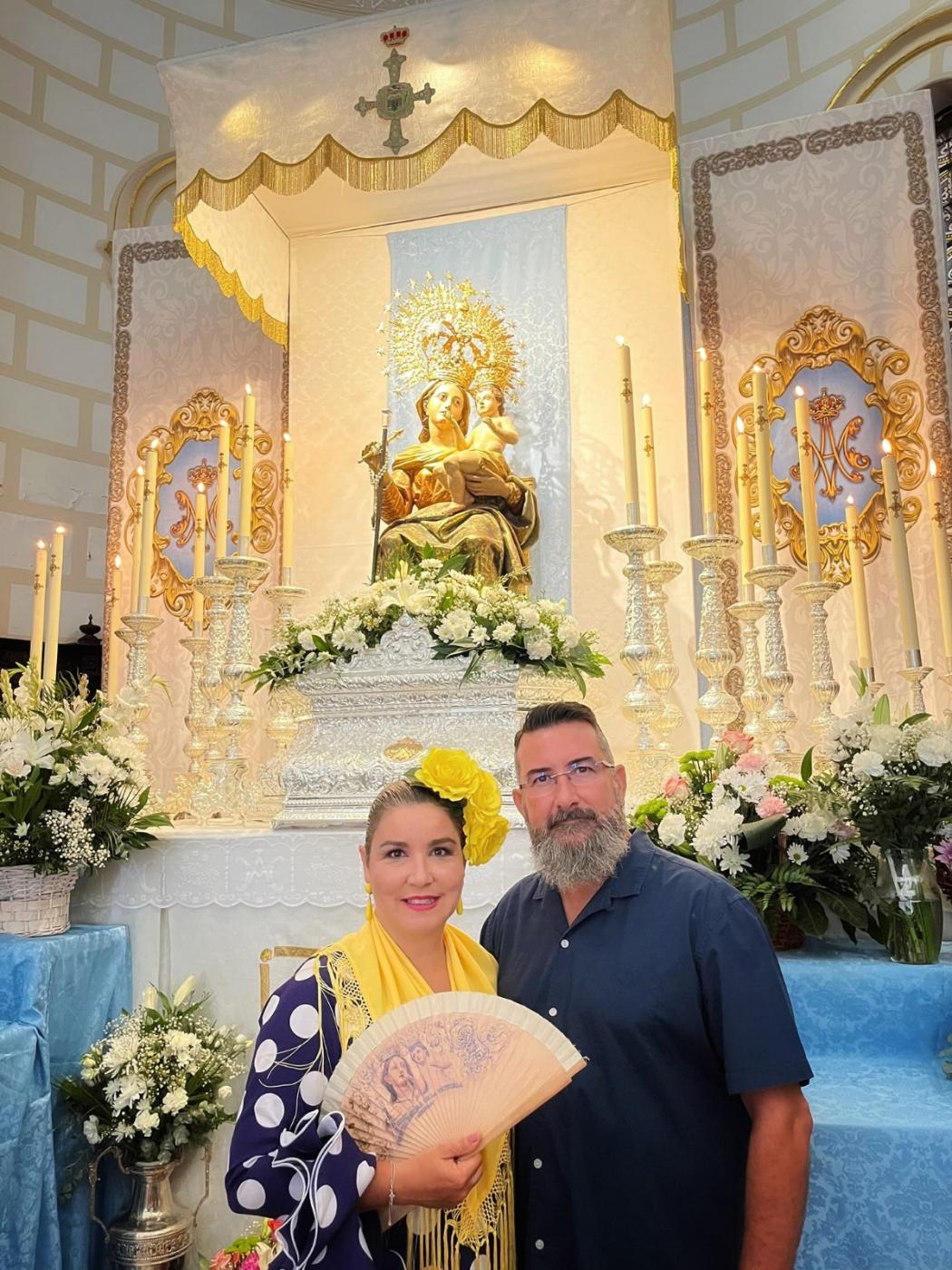 José Juan y su mujer, María Milagrosa, ante la imagen de la patrona de Melilla el día de la Misa rociera de esta novena