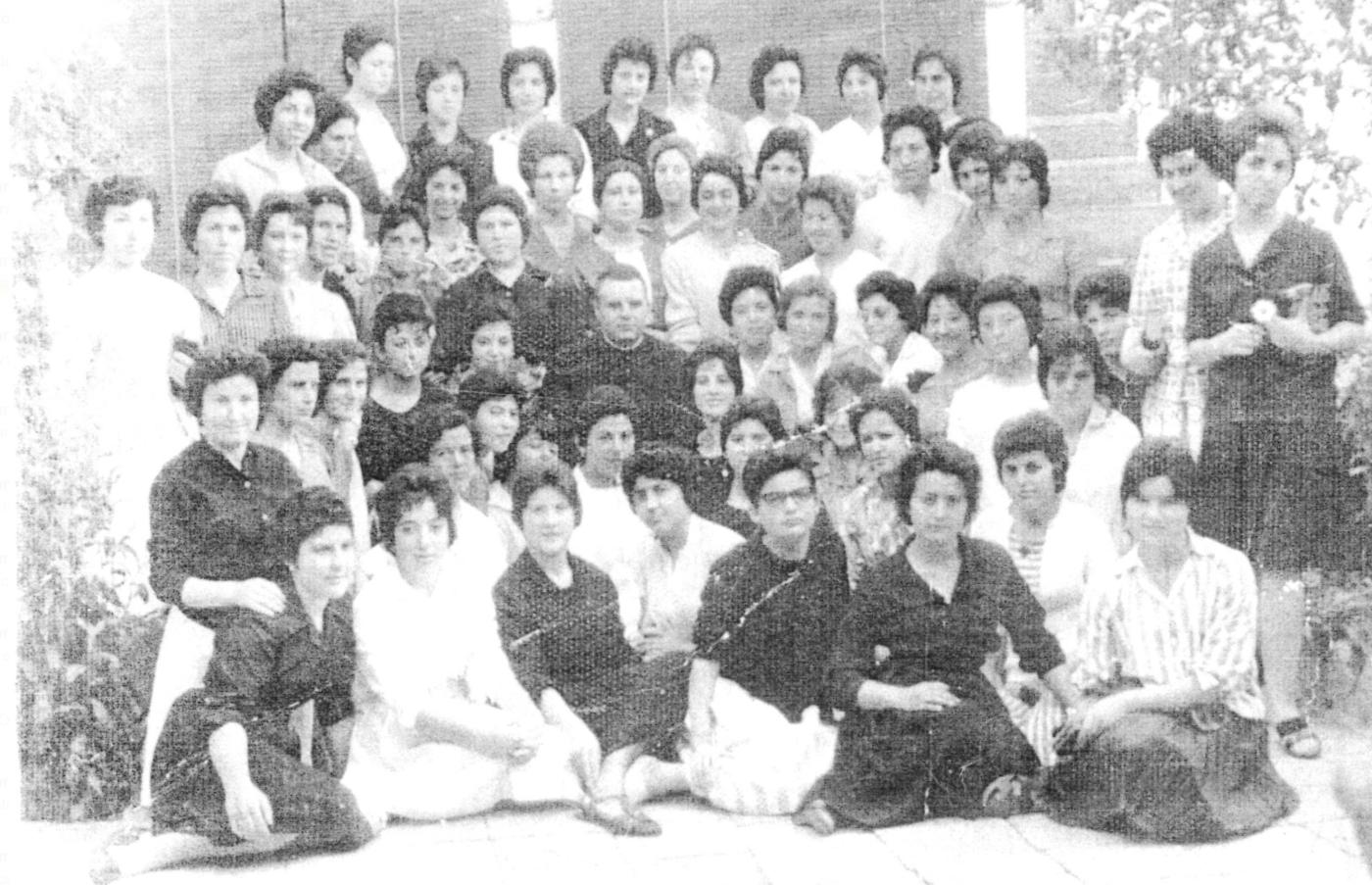 Alumnas del antiguo colegio con las religiosas, en una foto de archivo