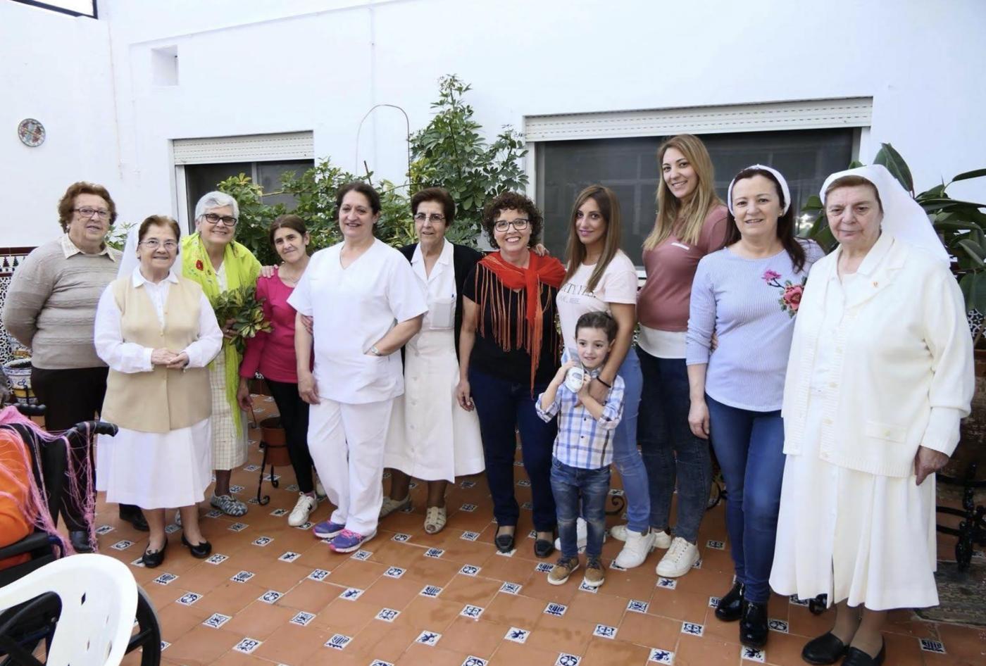 Trabajadoras, amigos y religiosas en la residencia de mayores
