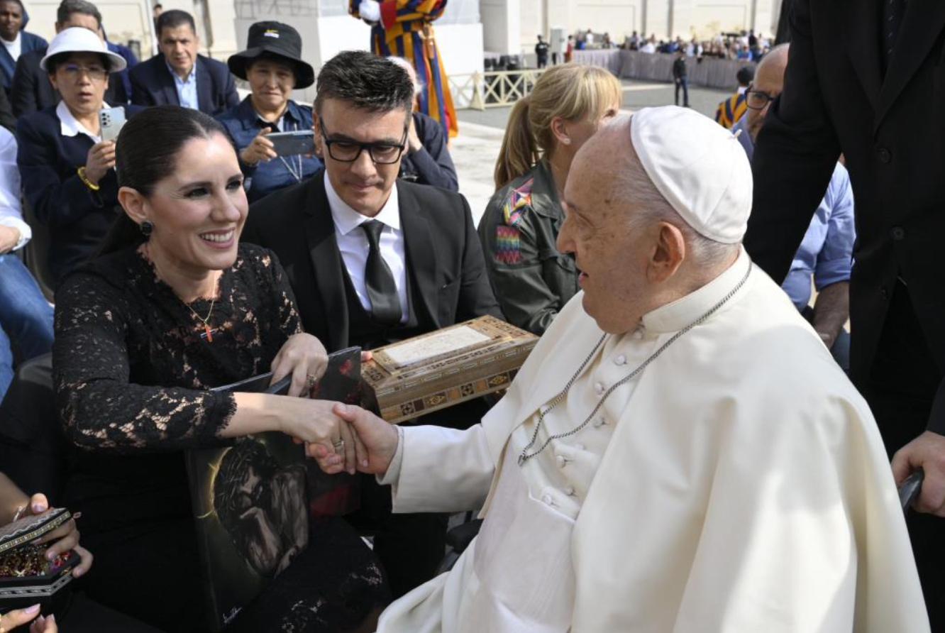 Saludo de Diana Navarro al papa Francisco durante la Audiencia General del miércoles 25 de septiembre