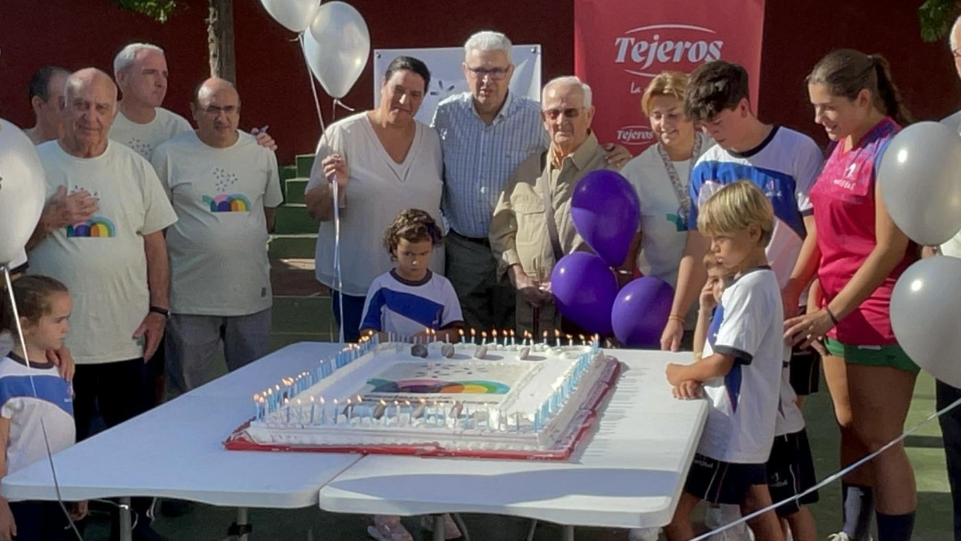 Maristas celebra su cumpleaños con una tarta gigante y 100 velas de esperanza