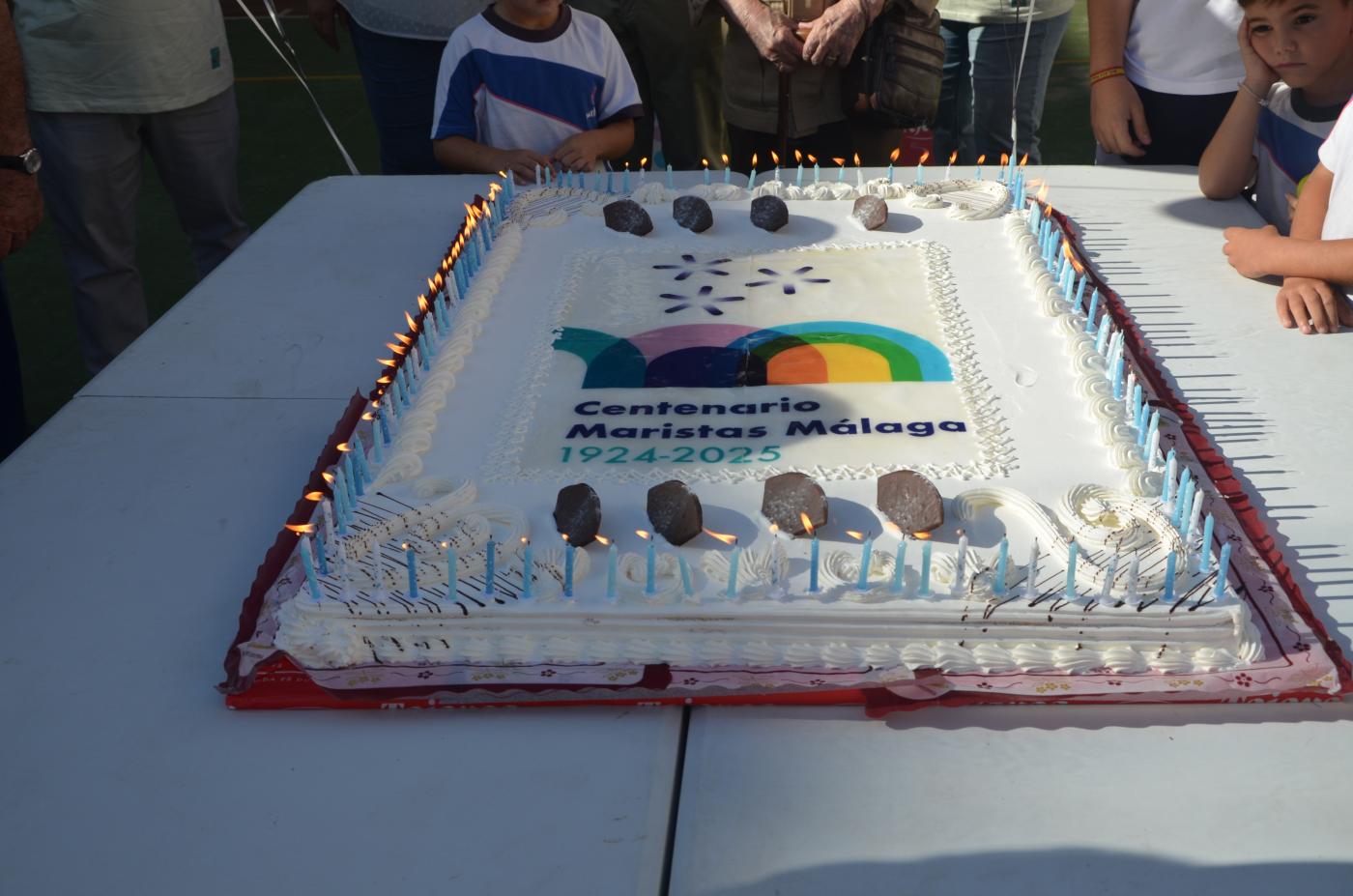 Maristas celebra su cumpleaños con una tarta gigante y 100 velas de esperanza