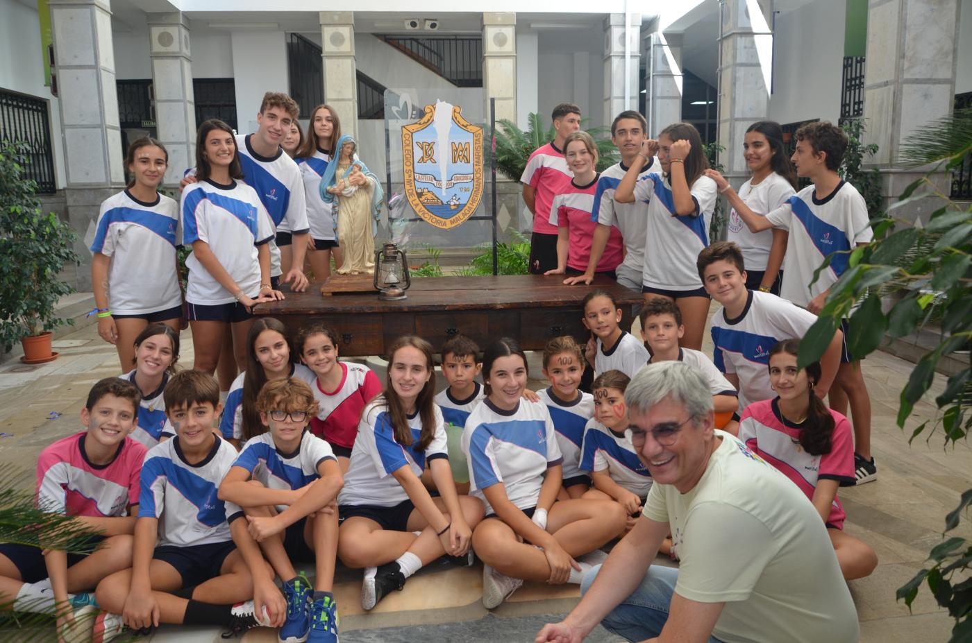 Maristas celebra su cumpleaños con una tarta gigante y 100 velas de esperanza