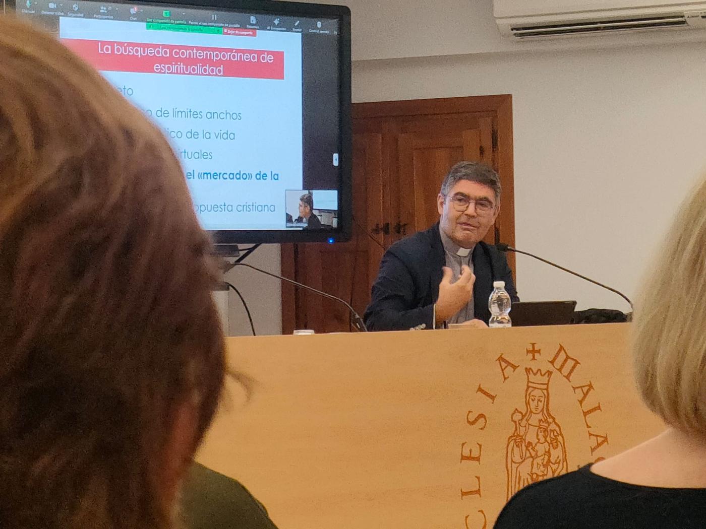 Primera de las conferencias, a cargo del sacerdote y doctor en Teología Espiritual José Emilio Cabra / A. MEDINA