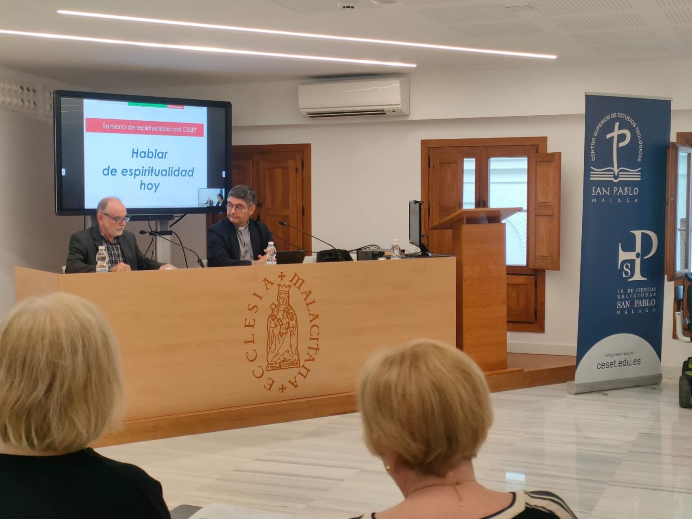 Primera de las conferencias, a cargo del sacerdote y doctor en Teología Espiritual José Emilio Cabra / A. MEDINA