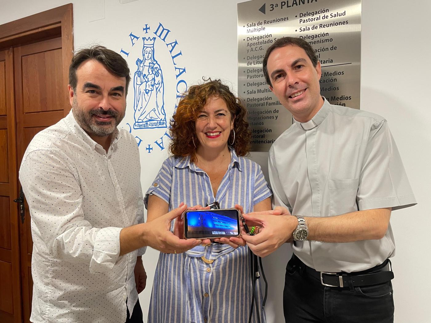 El Hospital Universitario Virgen de la Victoria (El Clínico) se vistió de azul en honor a la Patrona