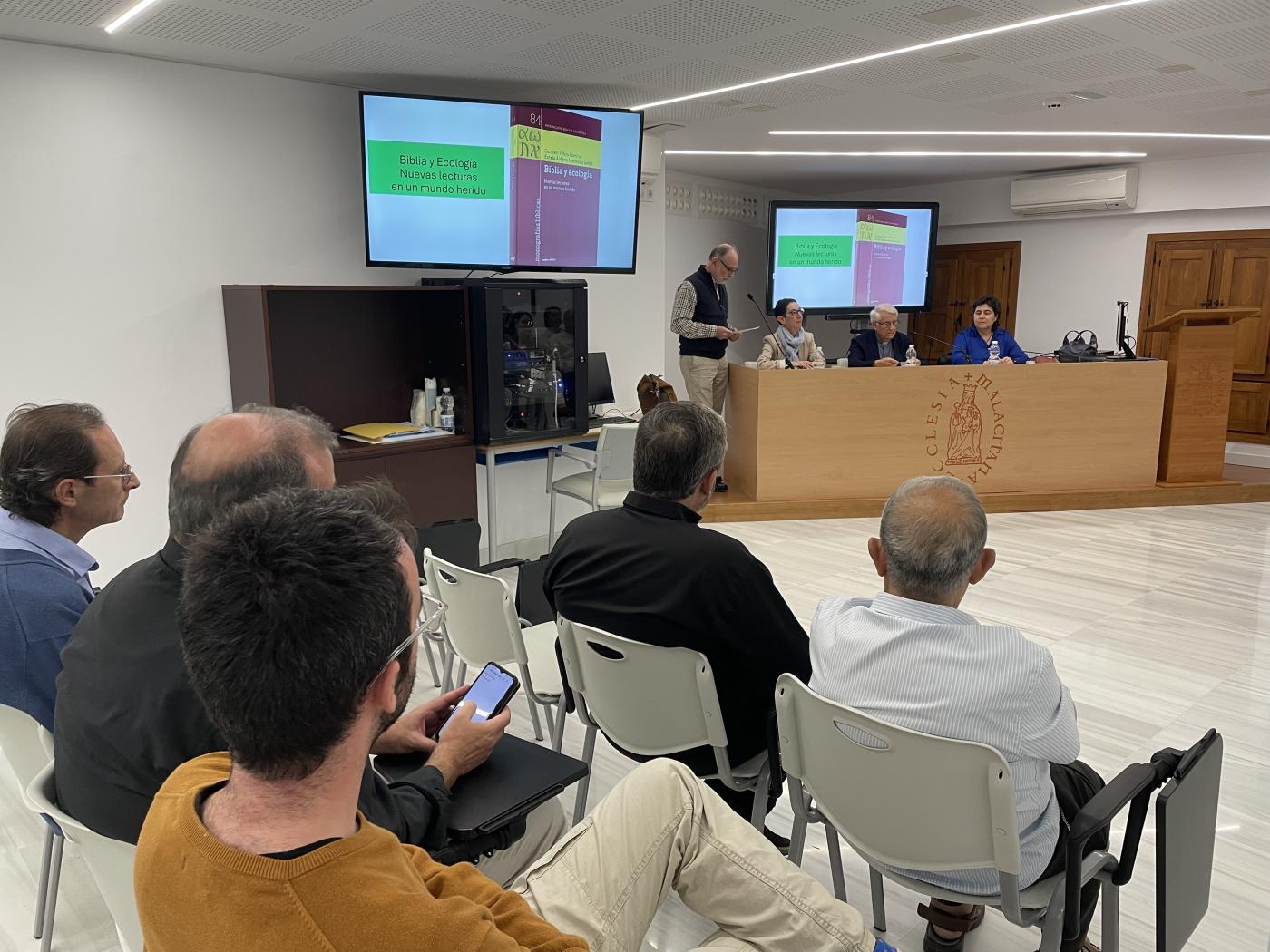 Mariela Martínez presenta los espacios verdes en el Evangelio de San Mateo