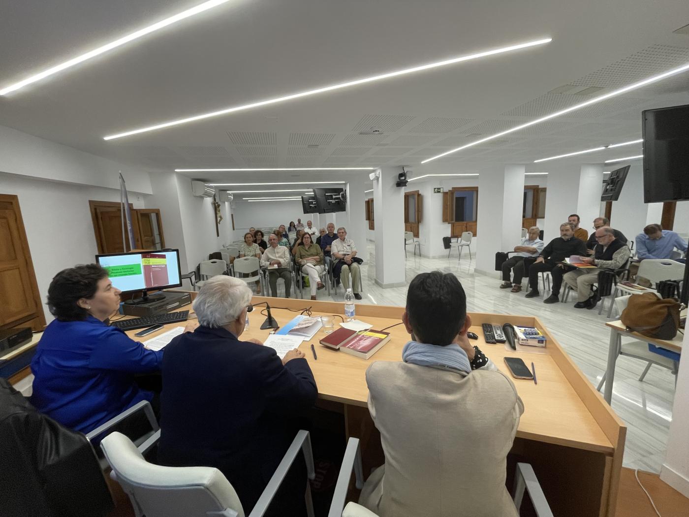 Mariela Martínez presenta los espacios verdes en el Evangelio de San Mateo