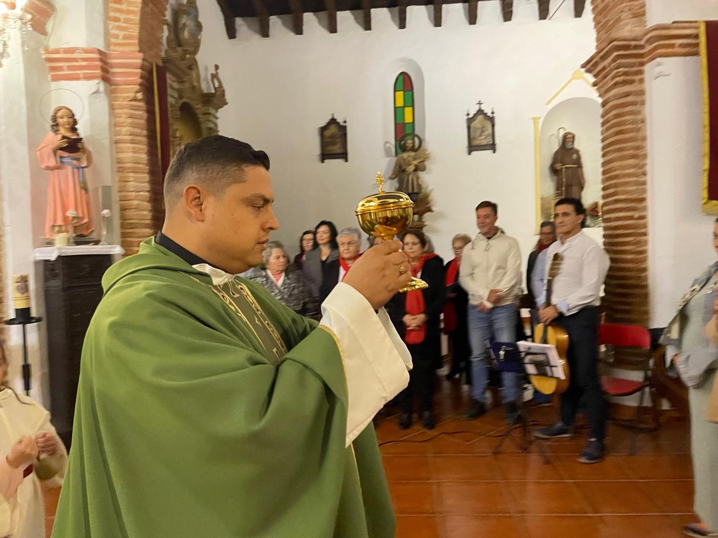 La parroquia de la Encarnación, en Comares, recibe al sacerdote Carlos Samuel Córdoba // E. LLAMAS
