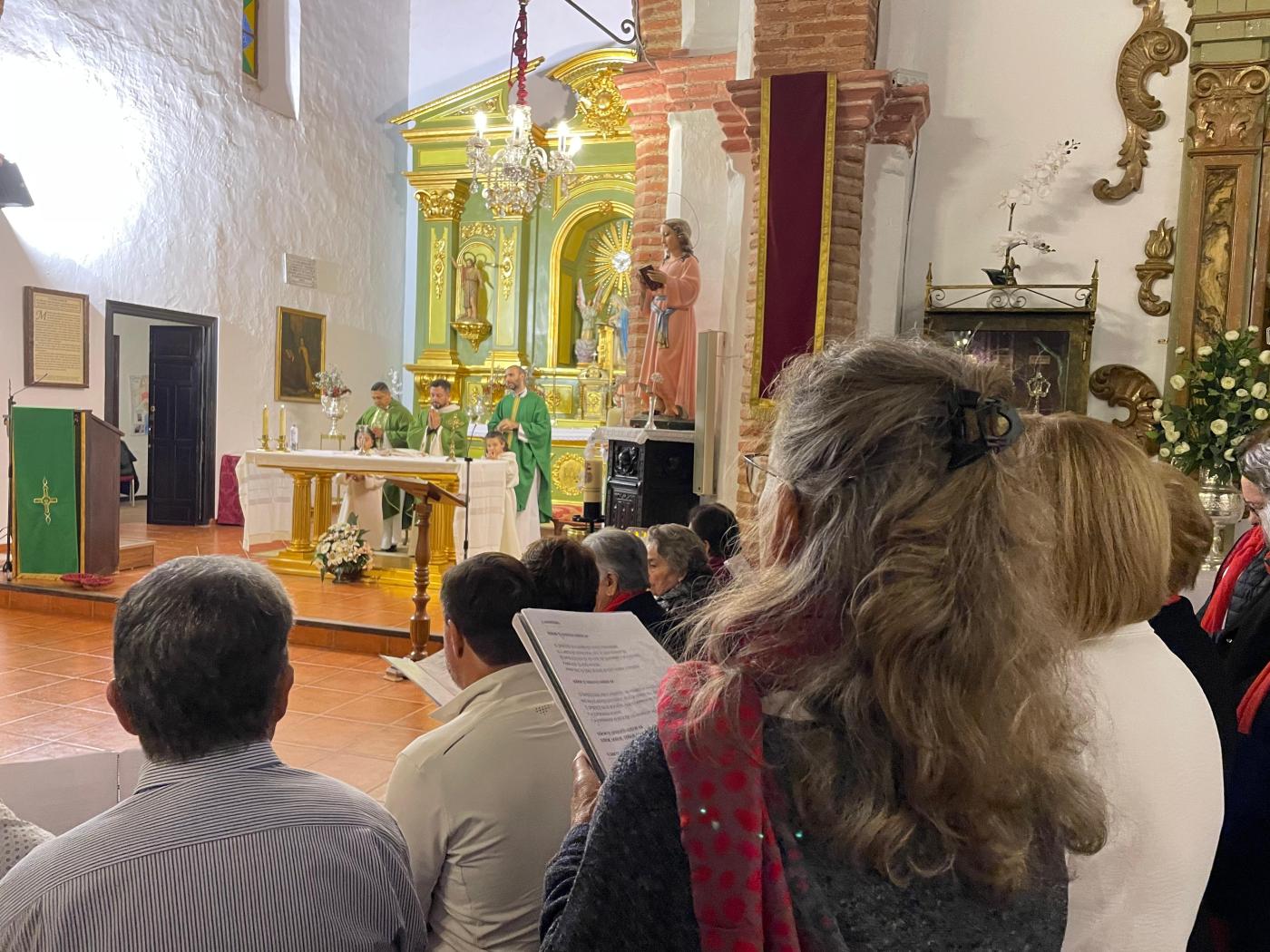 La parroquia de la Encarnación, en Comares, recibe al sacerdote Carlos Samuel Córdoba // E. LLAMAS