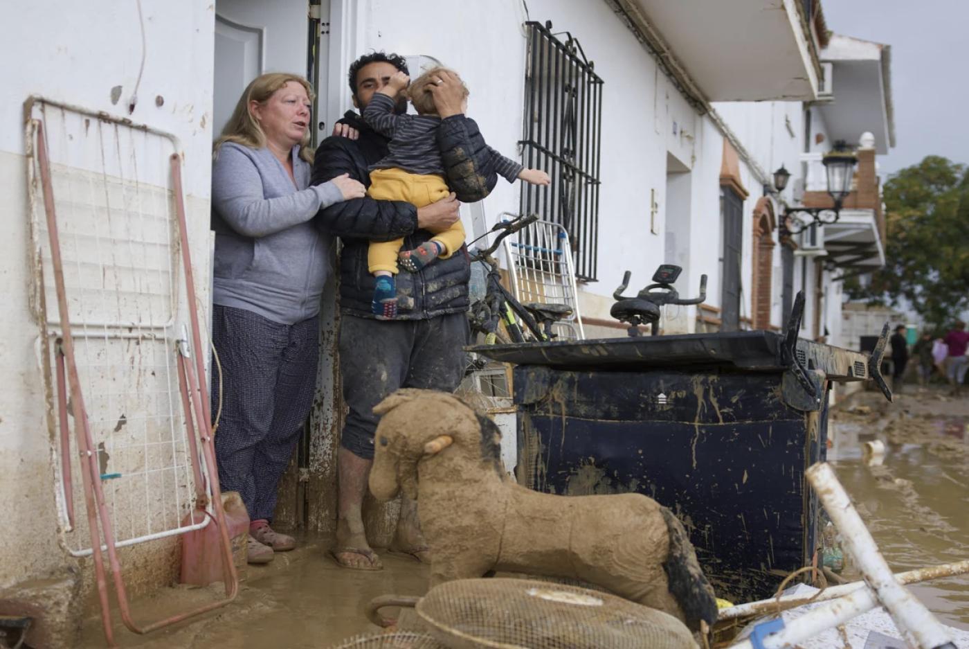 Cercanía del obispo de Málaga a los afectados por la DANA