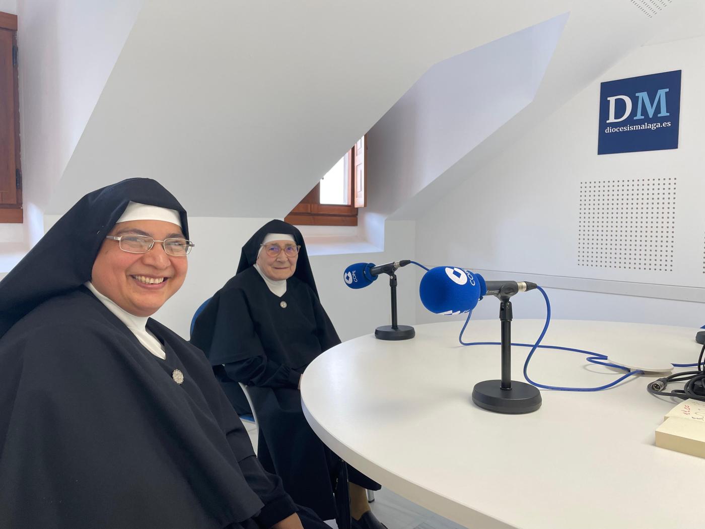 Santos, difuntos y Siervas de María, en el Espejo