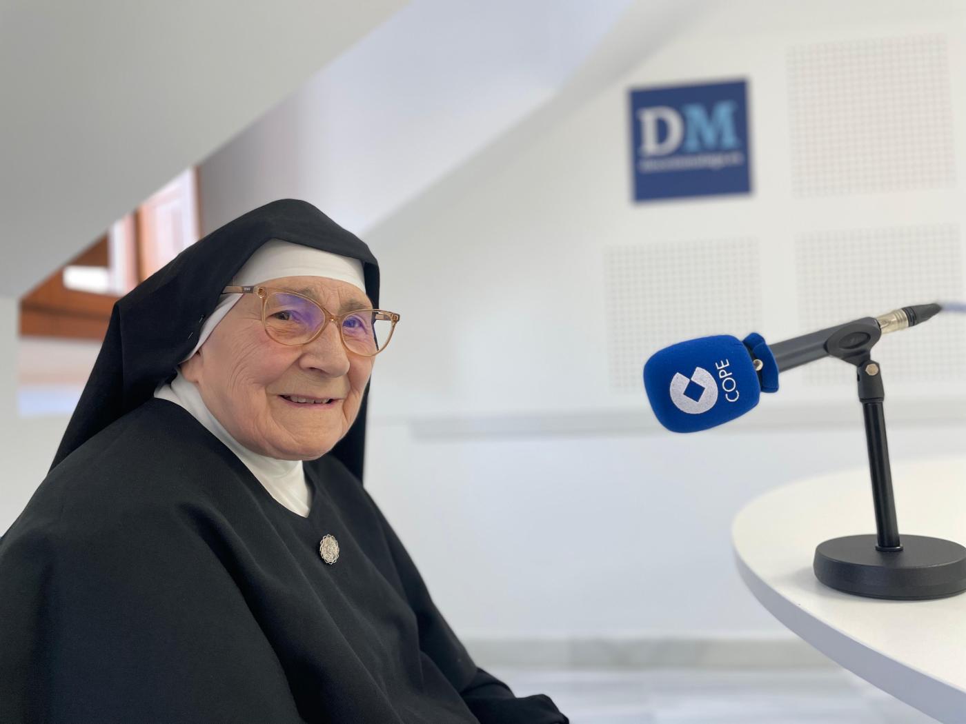 Santos, difuntos y Siervas de María, en el Espejo