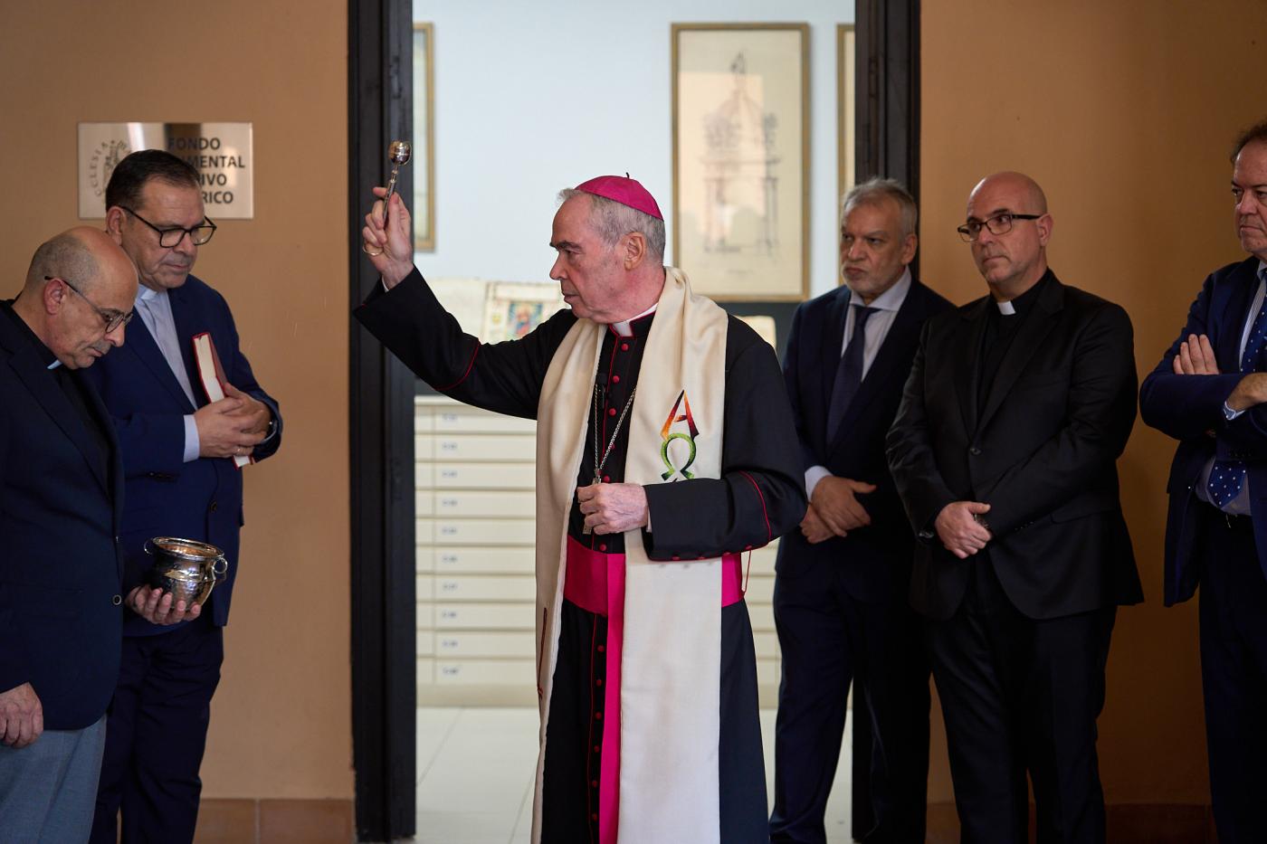 Momento de la bendición de las instalaciones del Archivo Histórico Diocesano por parte del obispo de Málaga, Mons. Catalá. FOTO: JUANJO MAYORGA