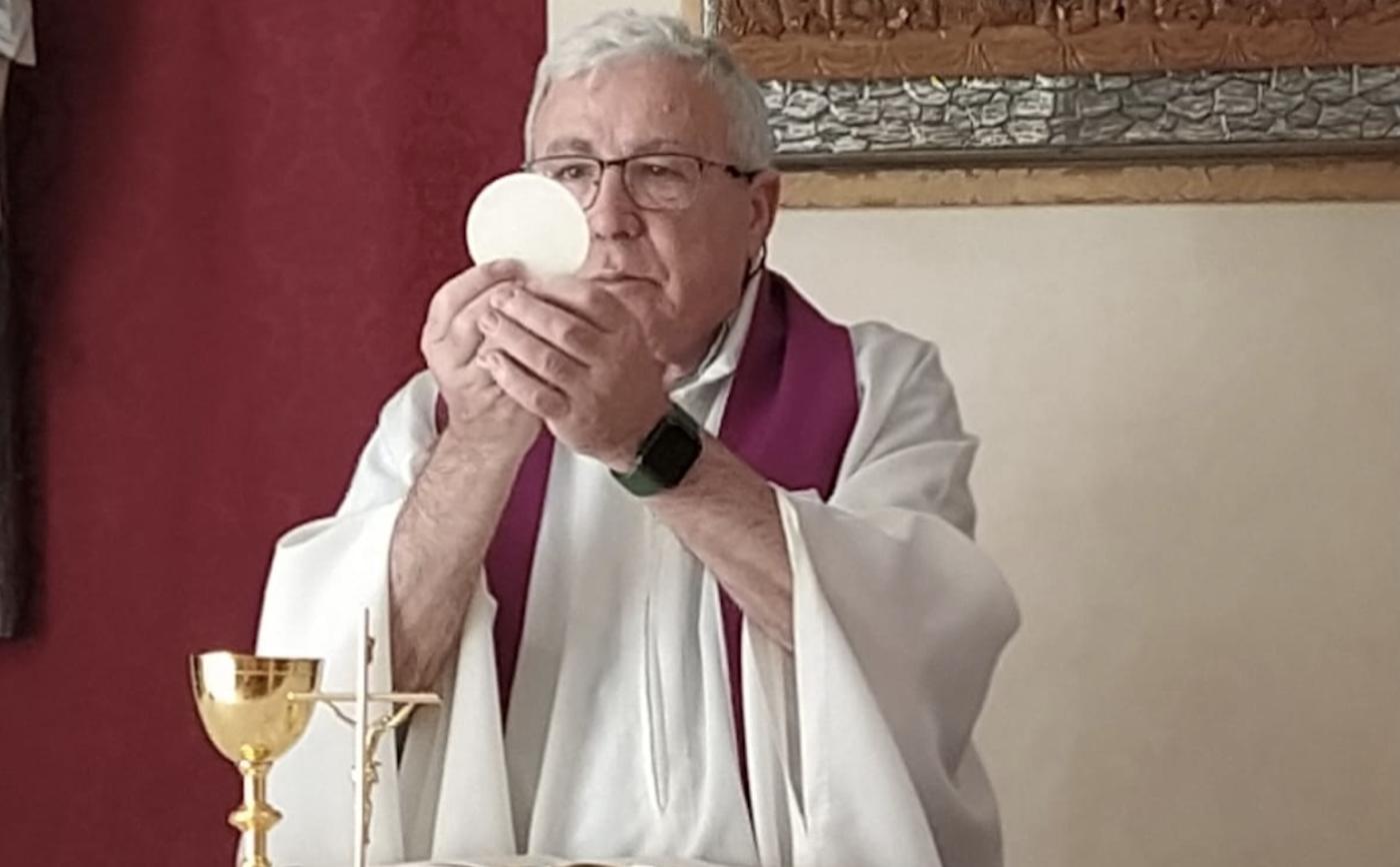 Juan José Chinchilla celebrando la Eucaristía en el Centro Gerontológico El Buen Samaritano