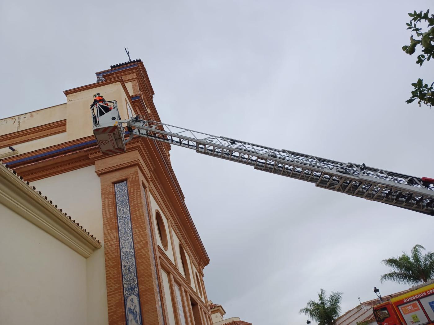 Bomberos en la parroquia de San Isidro y Santa María de la Cabeza, en Cártama-Estación, en las lluvias de octubre