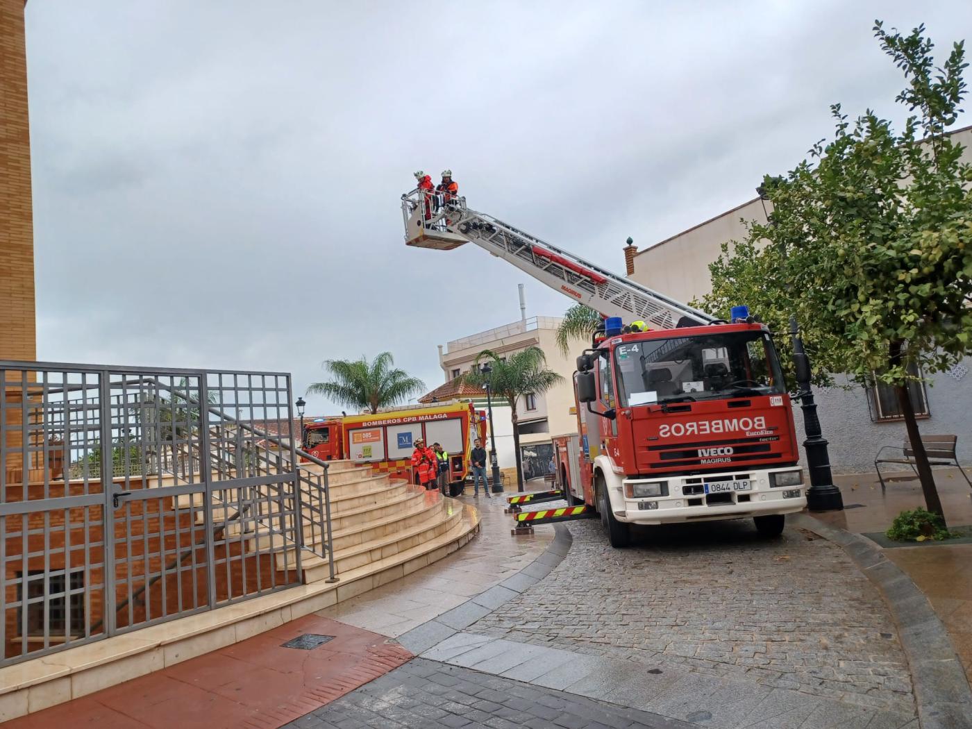Bomberos en la parroquia de San Isidro y Santa María de la Cabeza, en Cártama-Estación, en las lluvias de octubre