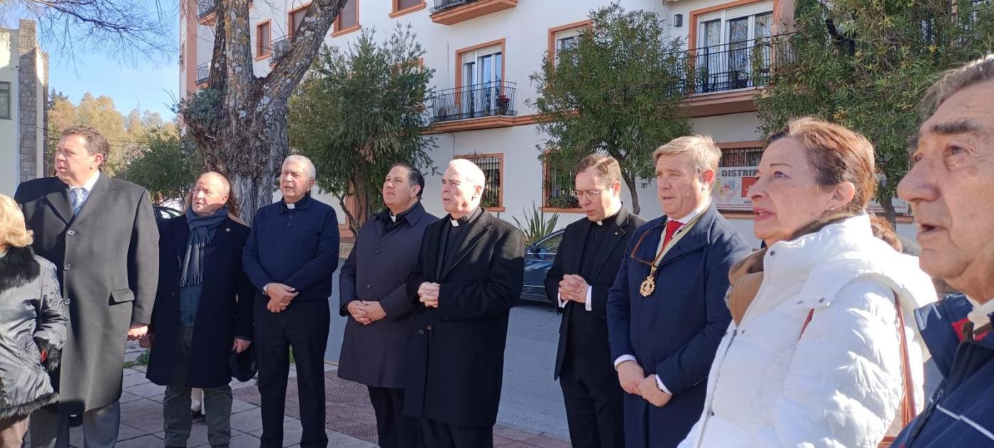 Oración ante el monumento a la Virgen del Rocío en Ronda