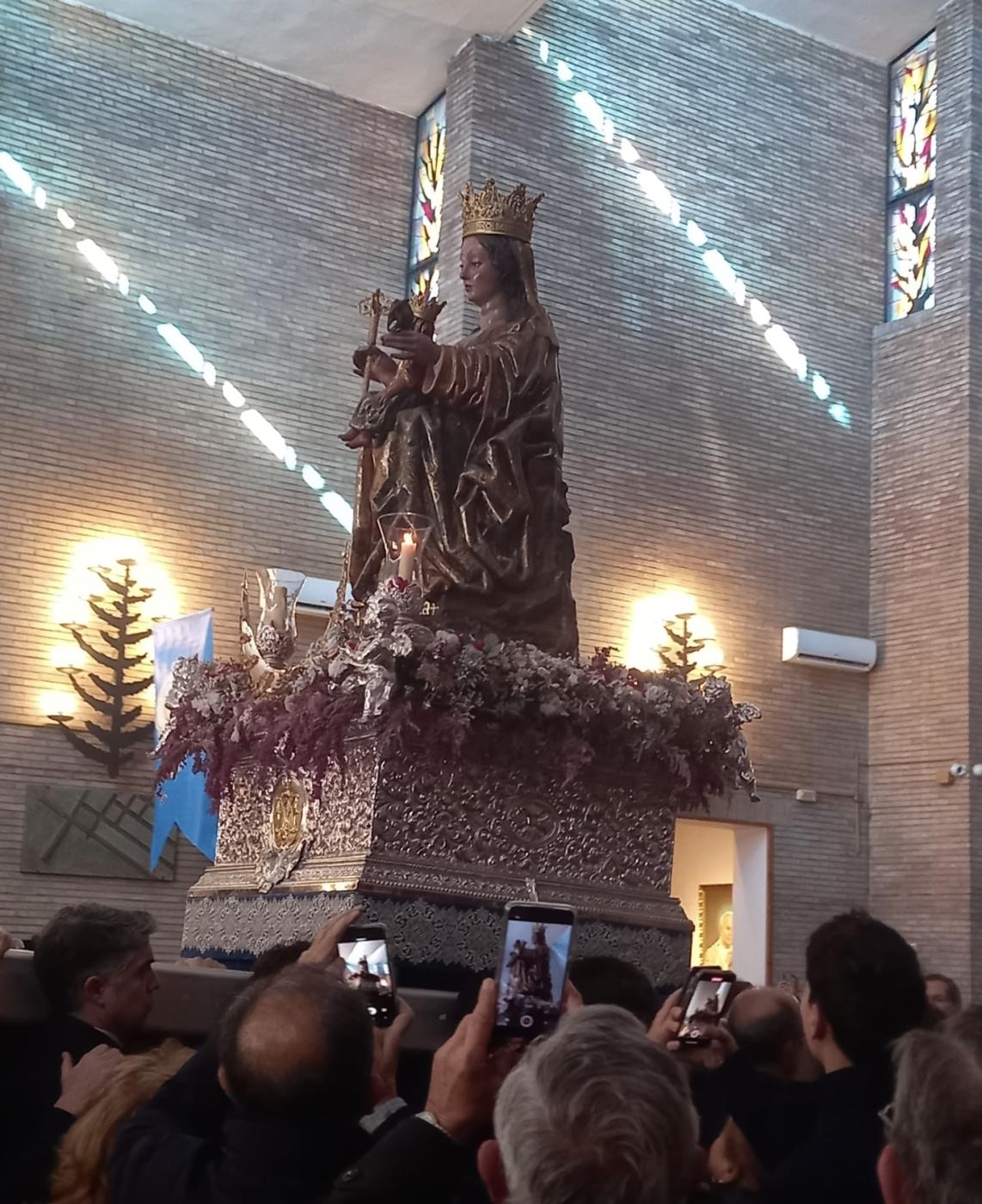 La Virgen, por el paseo del Parque