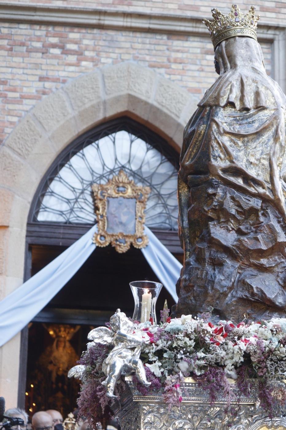 La Virgen, camino de la parroquia de San Gabriel, ante la capilla del Hospital Noble