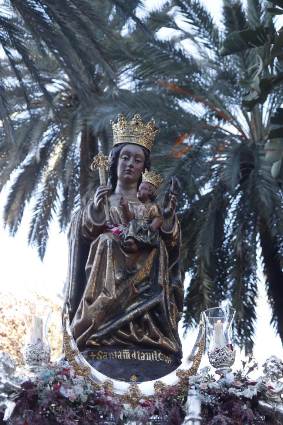 La Virgen, camino de la parroquia de San Gabriel