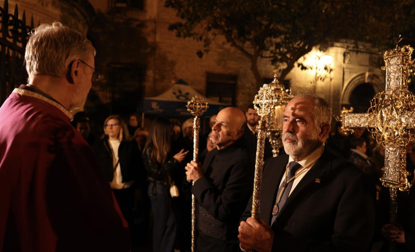 Los cofrades viven el Via Crucis como anticipo de su Jubileo en Roma