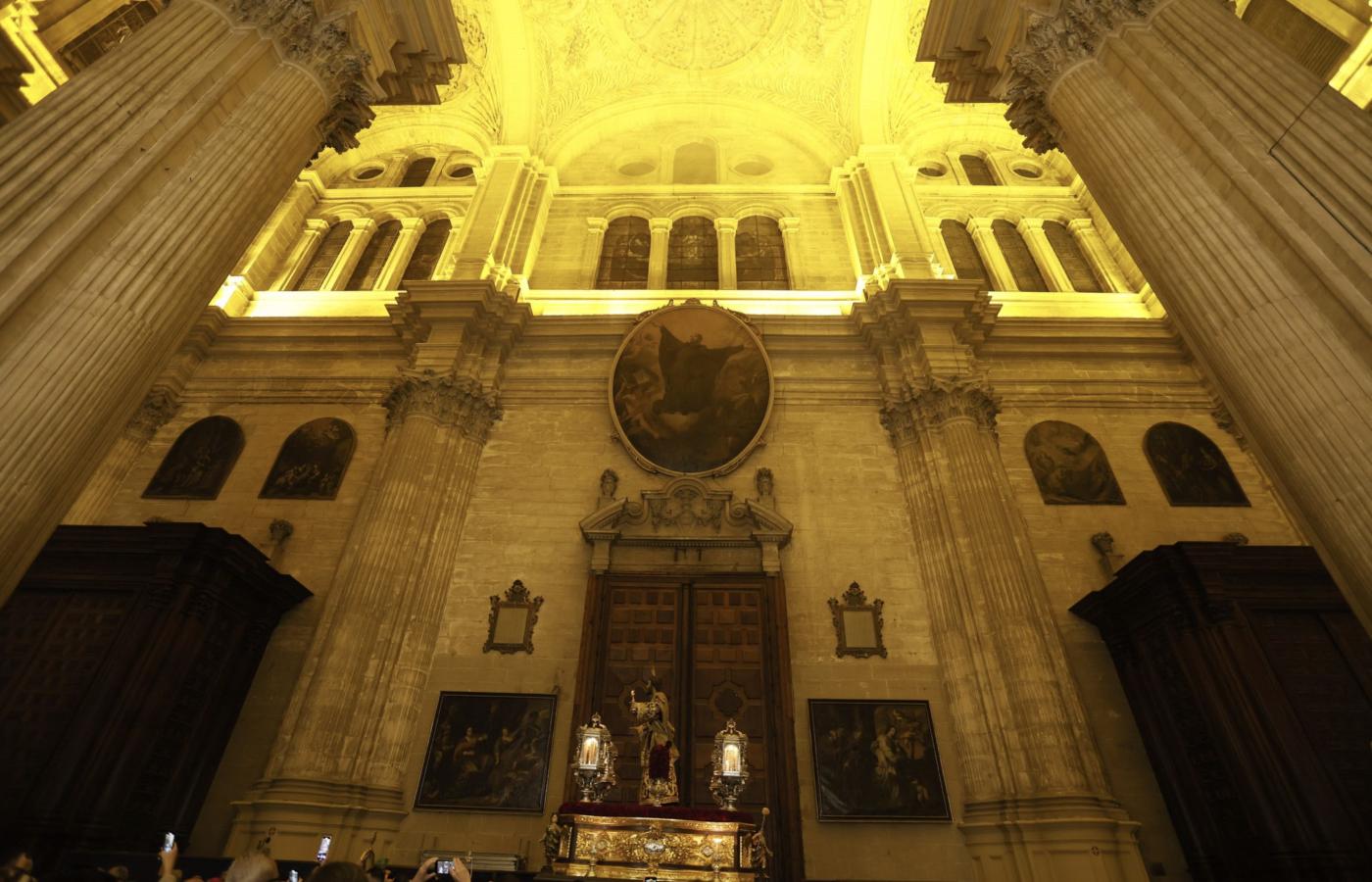 Los cofrades viven el Via Crucis como anticipo de su Jubileo en Roma