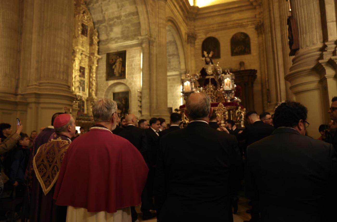 Los cofrades viven el Via Crucis como anticipo de su Jubileo en Roma