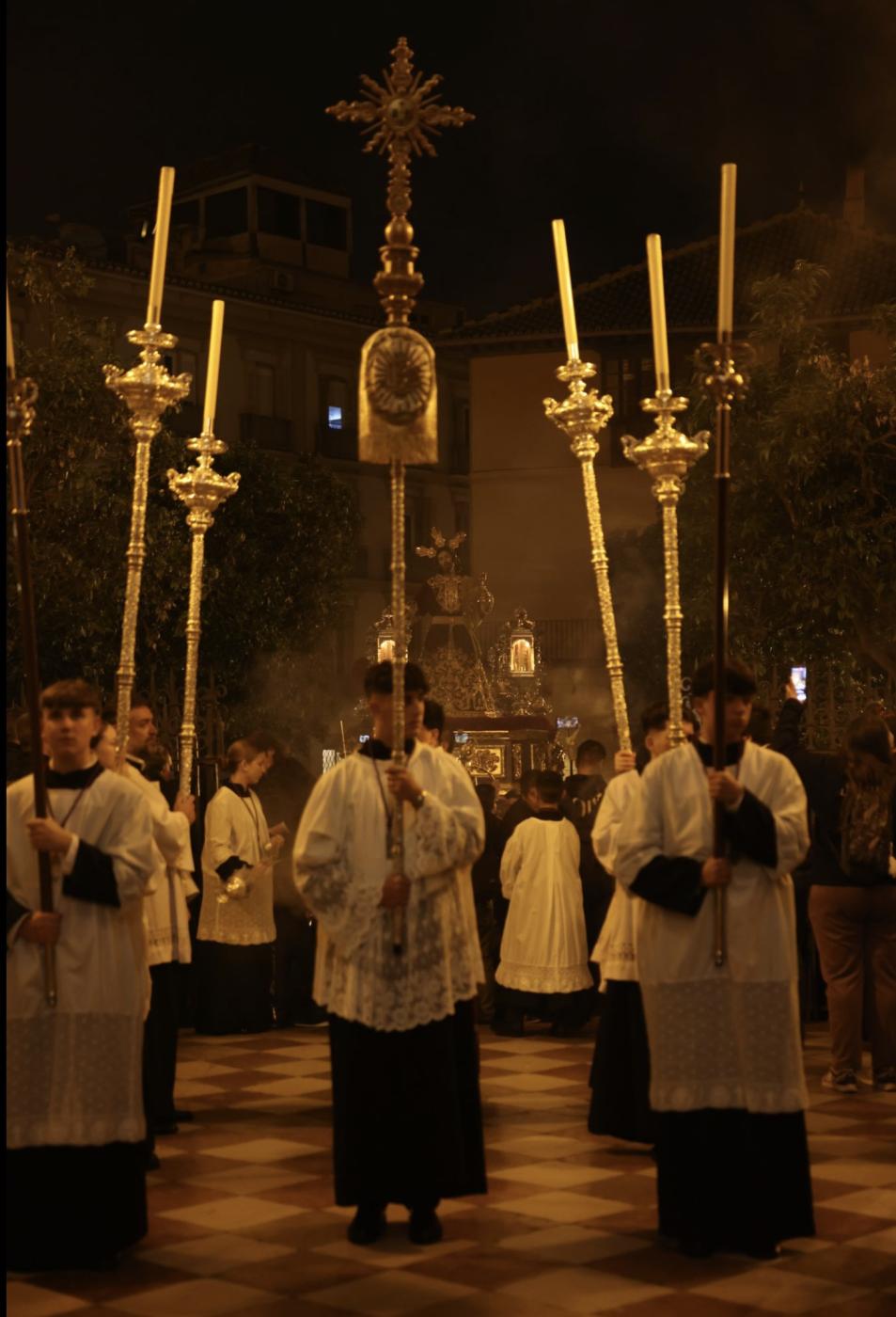 Los cofrades viven el Via Crucis como anticipo de su Jubileo en Roma