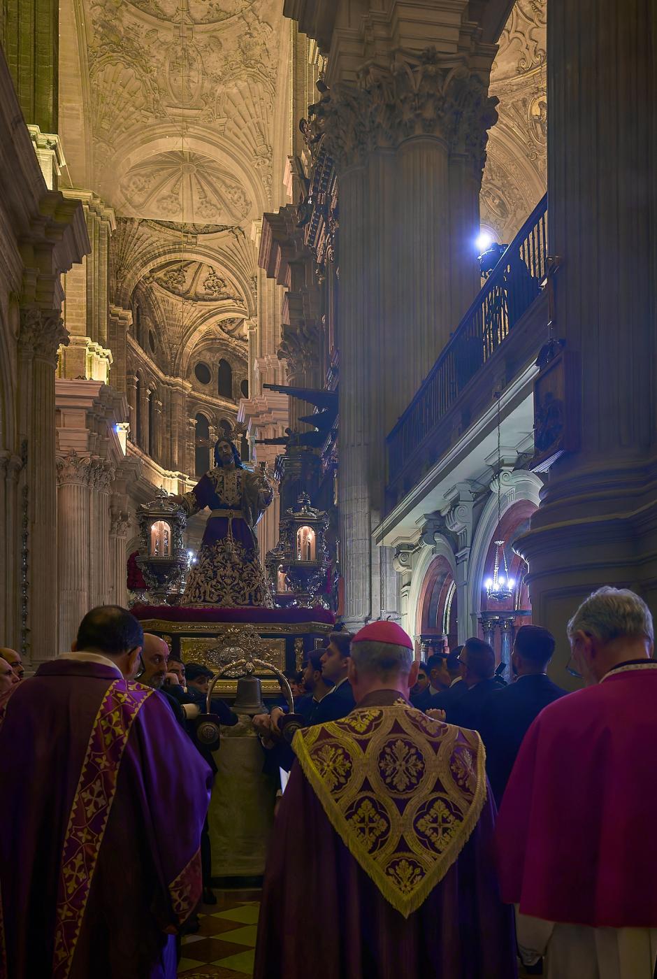 Los cofrades viven el Via Crucis como anticipo de su Jubileo en Roma
