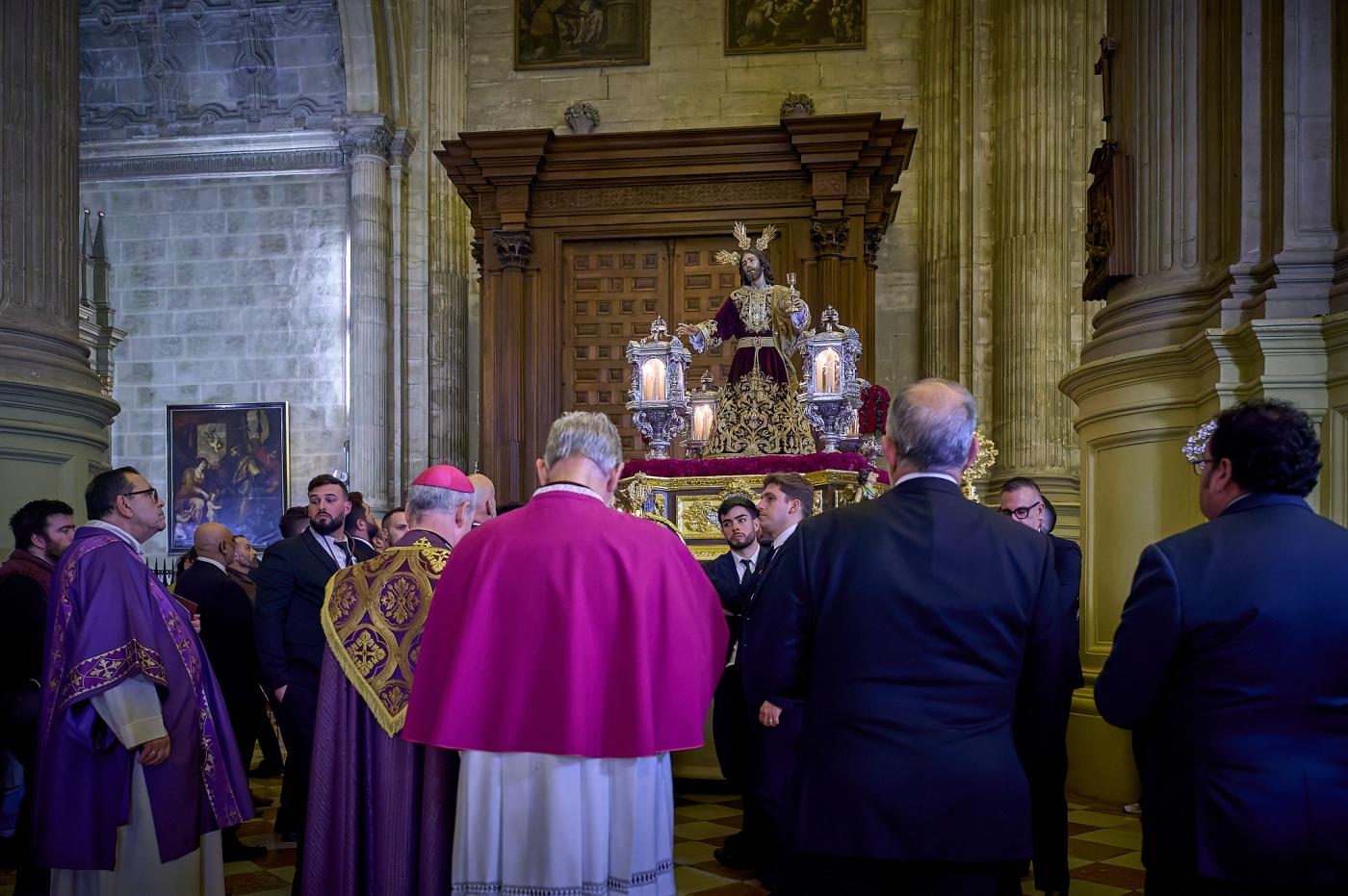 Los cofrades viven el Via Crucis como anticipo de su Jubileo en Roma