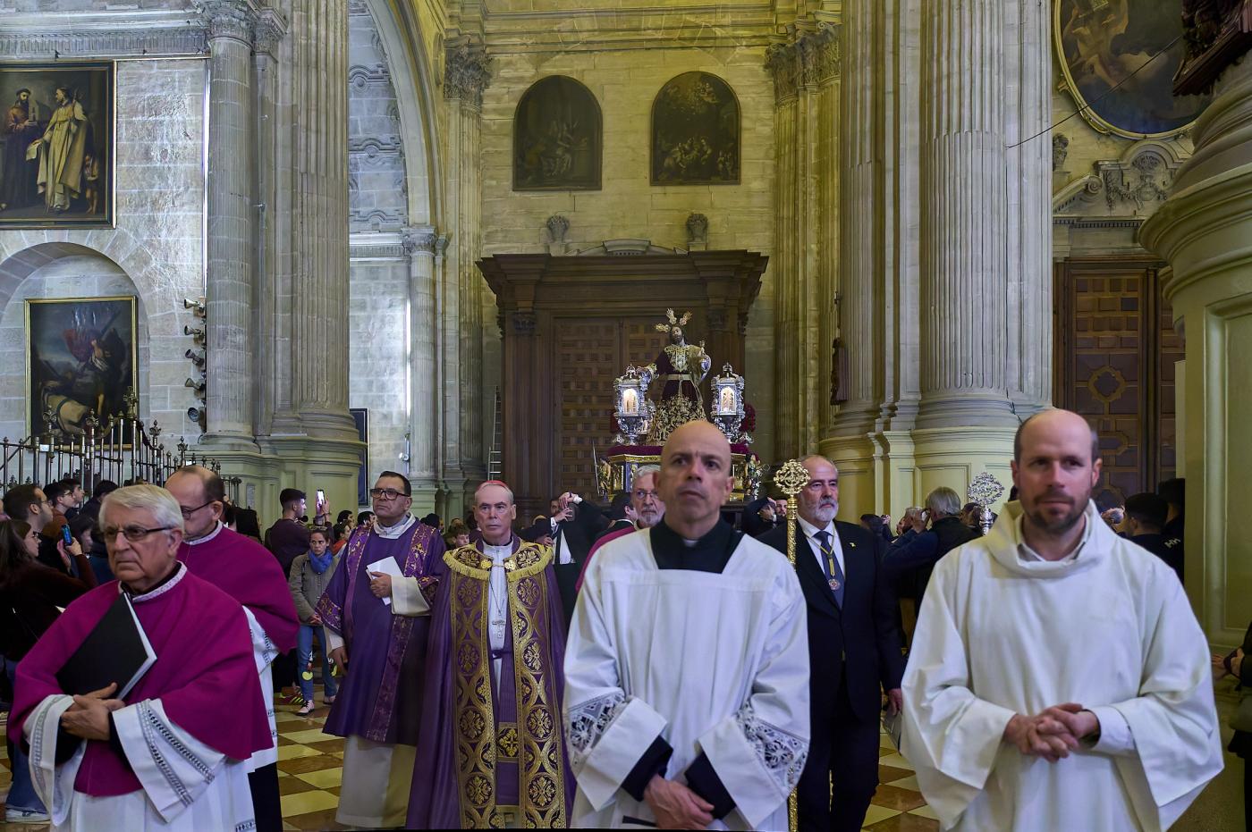 Los cofrades viven el Via Crucis como anticipo de su Jubileo en Roma