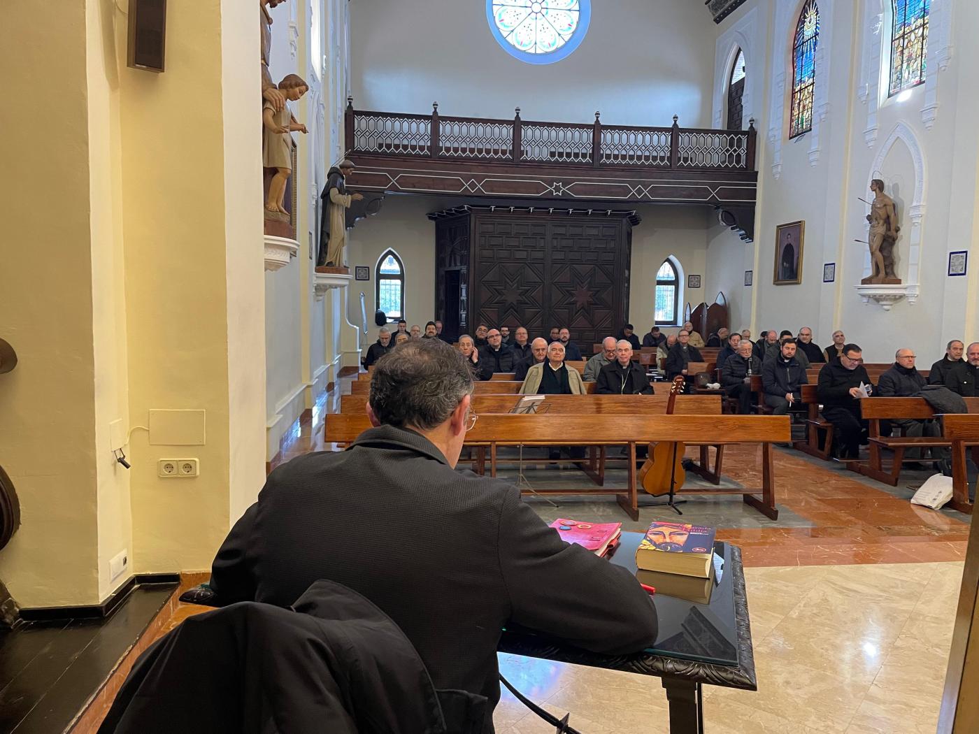 El sacerdote Germán Ruiz dirige el retiro de Cuaresma para el clero // E. LLAMAS