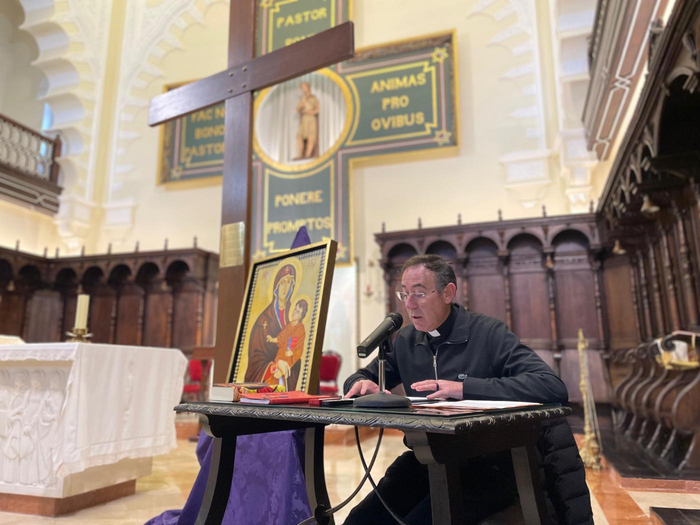 El sacerdote Germán Ruiz dirige el retiro de Cuaresma para el clero // E. LLAMAS