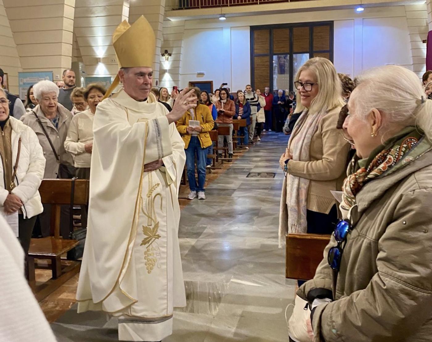 Celebración de la dedicación del nuevo altar y bendición del nuevo ambón de la parroquia de Fátima en el 75 aniversario de la llegada a Málaga de la imagen de la Virgen