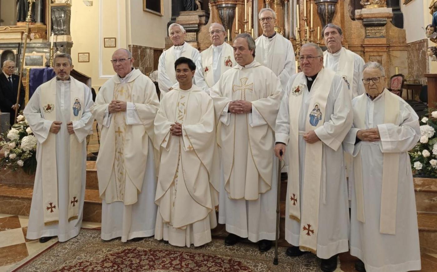 Primera Misa en Málaga del agustino Glen Calaminos, tras ordenarse en Filipinas