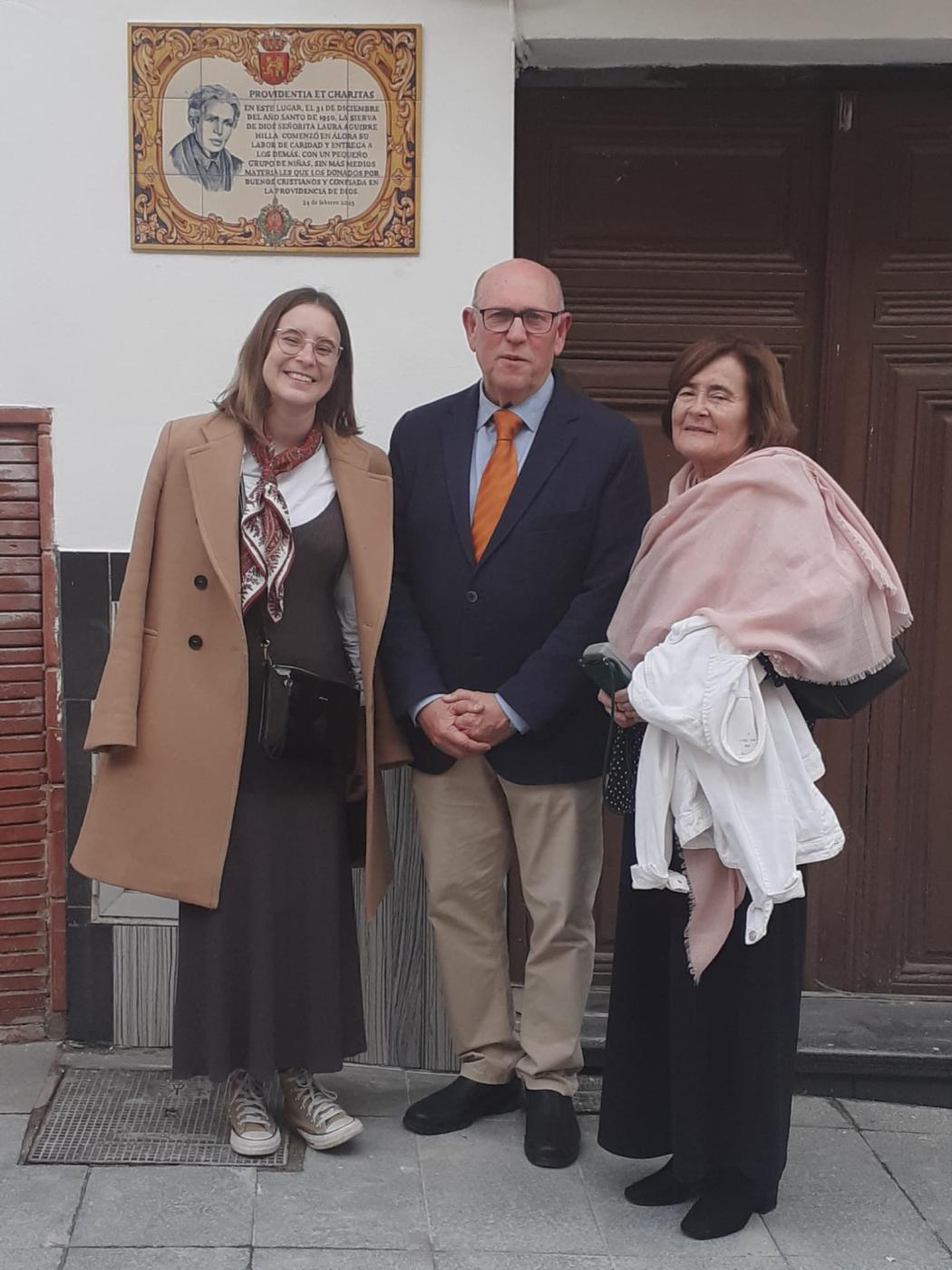 Una cerámica indica el lugar donde comenzó su labor la señorita Laura en Álora