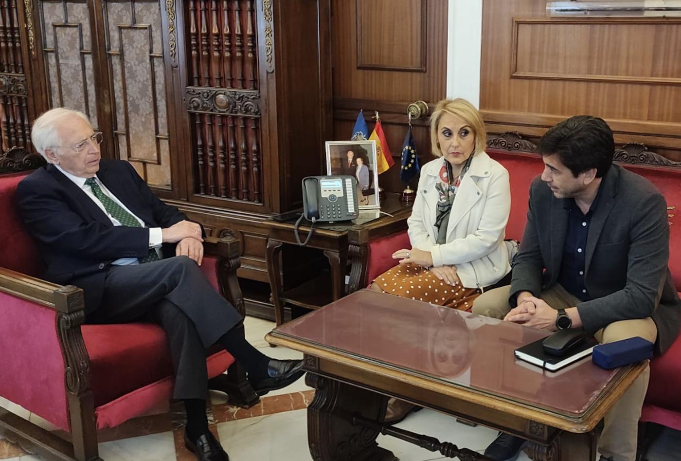 Encuentro en Melilla entre representantes de Cáritas y el presidente de la Ciudad Autónoma