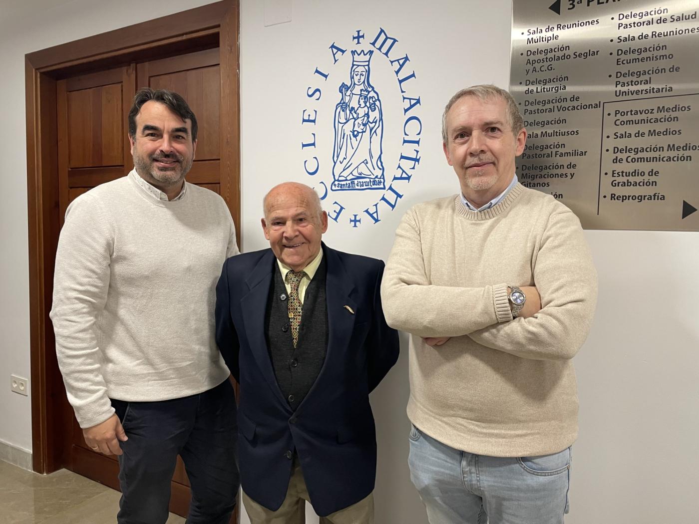 Salvador de los Reyes padre e hijo, junto a Antonio Márquez, en los estudios de la Delegación de Medios