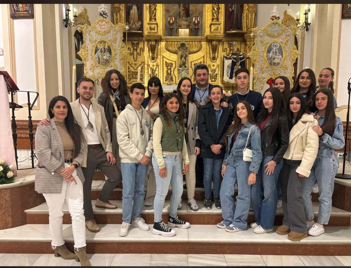 Los jóvenes cofrades de Yunquera se ponen a los pies de la Madre