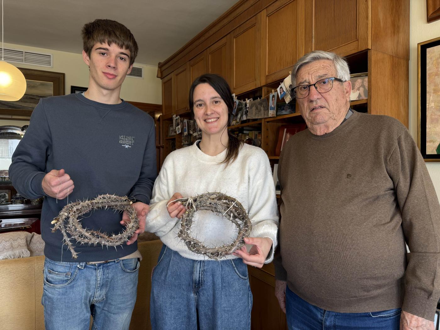 Nono, Marta y Ramón, con la corona en el primer momento de su elaboración